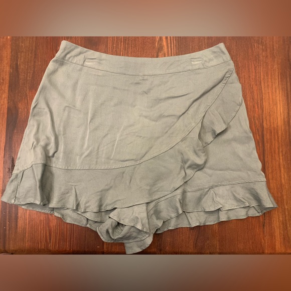 Altar’d State mint green scalloped skirt, flowy fabric, lined shorts. Medium (O) - Picture 1 of 6